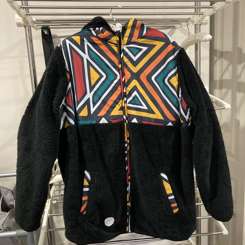 Geometric Patterned Black Fleece Jacket. Petit montagnard